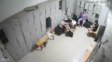 舞蹈班《监控破解》偷拍多位美女学员后台换衣服1 (22)