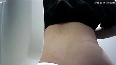 ⚫️【精品厕拍】，写字间公共女坐厕真实偷拍，超多类型小姐姐方便，蕾丝全透明内裤，简直太勾人了(28V) (13)