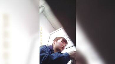 大神潜入学校女厕全景双镜头偷拍多位漂亮学妹嘘嘘B脸同步 (5)